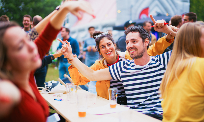 Mensen genieten van de sfeer tijdens het Utrecht Tapt bierfestival in 2019